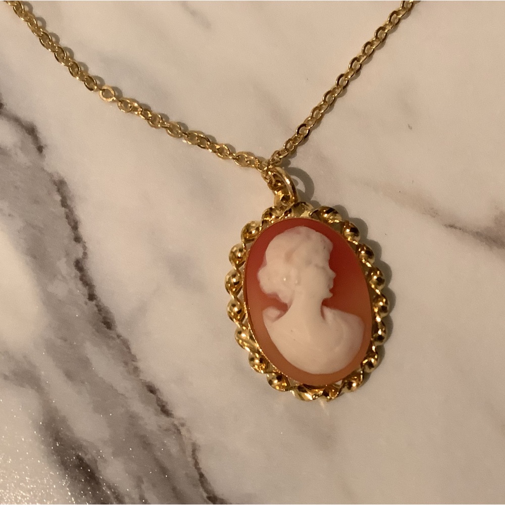 new vintage cameo pendant